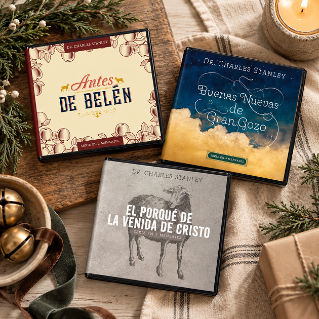 Tres series de sermones en CD del Dr. Charles Stanley, Antes de Belén, Buenas Nuevas de Gran Gozo y El porqué de la venida de Cristo, con adornos navideños.